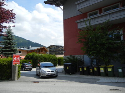 alm1en2Parkplatz_Haus_Sigl