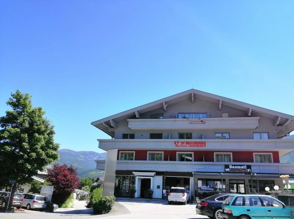 On the left a path goes down to the parking at the backside of the house
